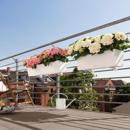 Białe doniczki skrzynki do zawieszenia na balkonie z nawadnianiem Lechuza Balconera 80.jpeg