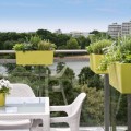 Lechuza Balconera zielone skrzynki balkonowe samonawadniające na balustradę.jpeg